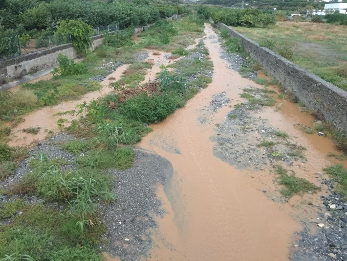 La lluvia provoca la primera salida de agua por los cauces de los ríos en Almuñécar y La Herradura 